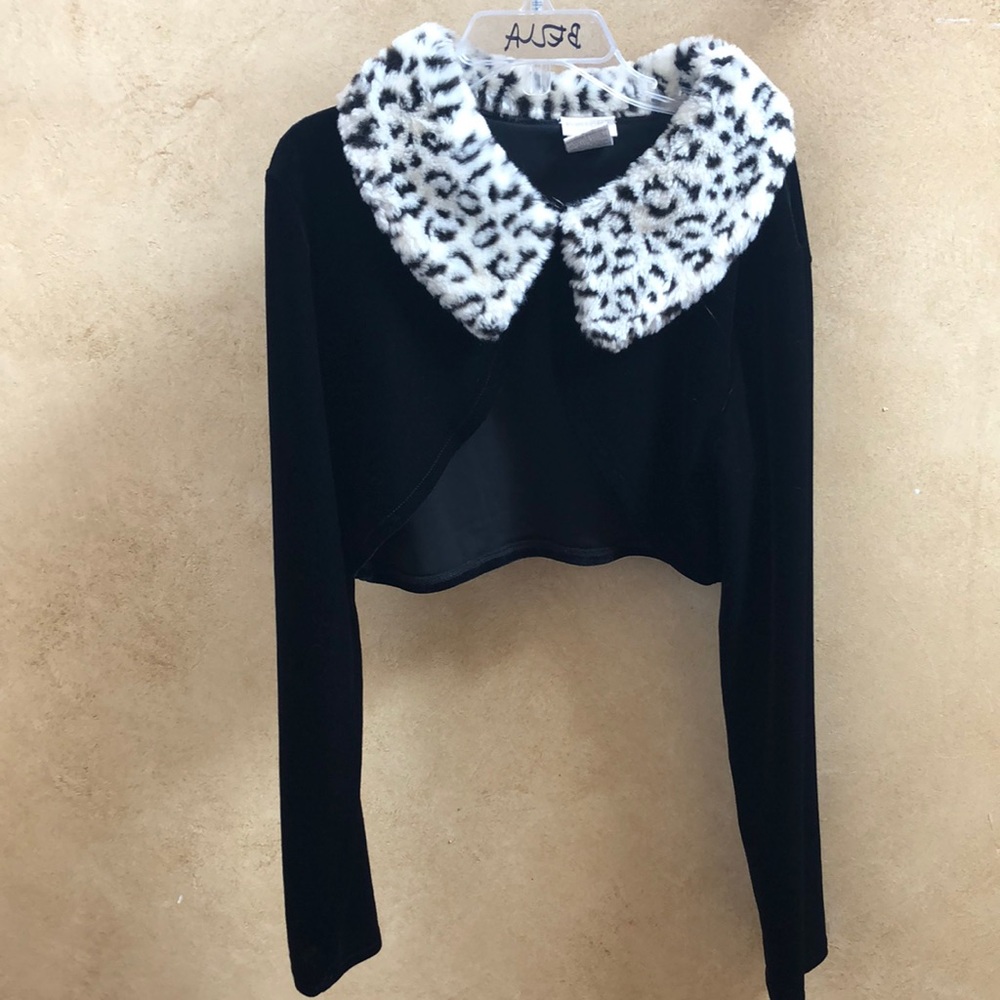 Girl’s black velvet crop sweater with fur collar